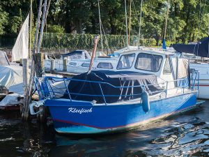 Fischerboot am Anleger der Lechler Bootsstände & Fischerei