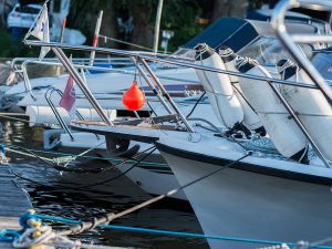 Bugspitzen angelegter Boote bei Lechler Bootsstände & Fischerei