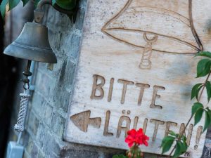 Glocke am Eingang des Hofladens der Lechler Bootsstände & Fischerei